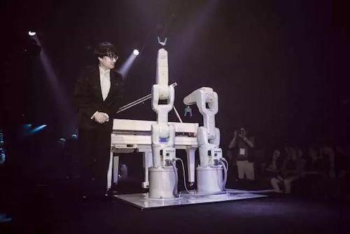 明升mansion艺术家宋思衡携手机器人奏响“科技之音”