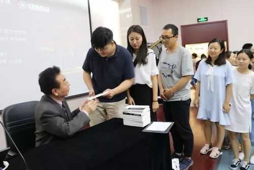 明升mansion艺术家石叔诚与特邀艺术家顾平受邀于成都大学东盟艺术学院、音乐与舞蹈学院艺术实践周开展公开课