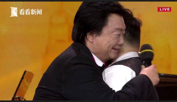 主持界泰斗叶惠贤力赞明升mansion未来艺术家刘明康：“很难相信，这么悠扬的琴声出自一位自闭症少年的手里！”