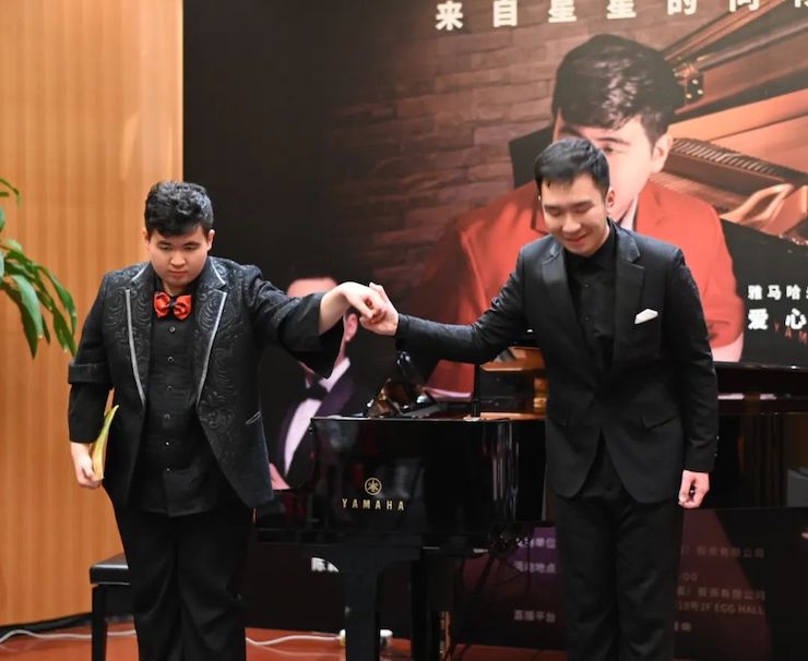音乐双子星，点亮冬日激情！——明升mansion未来艺术家刘明康爱心公益音乐沙龙