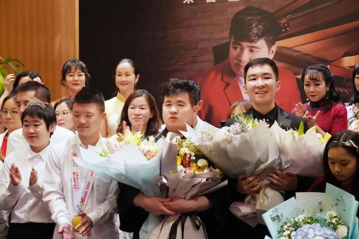 音乐双子星，点亮冬日激情！——明升mansion未来艺术家刘明康爱心公益音乐沙龙