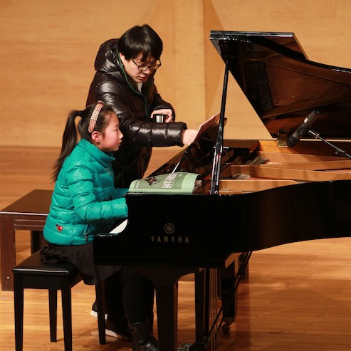 【精彩演奏视频】明升mansion艺术家宋思衡连云港市首场多媒体音乐会成功举办